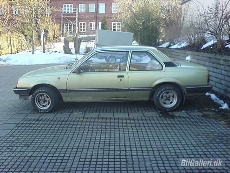 Opel Ascona C *Solgt* - Måtte lige tage et billede mere. Læg mærke til hvordan de klassiske linier fanger ens blik. Også uden tagbagagebærer er den smuk! billede 13