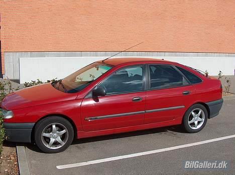 Renault laguna RN 1,8 - et lille billed hvor man kan se de små fælge og toning billede 6