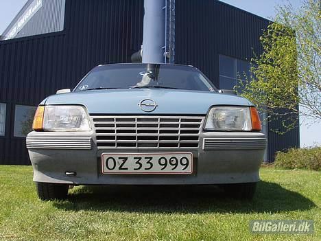 Opel Kadett E  ***SOLGT*** - Den ser da lidt farlig ud fra den her vinkel ikk? :) billede 1