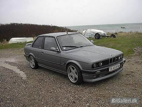 BMW E 30 318 IS "SOLGT" billede 1