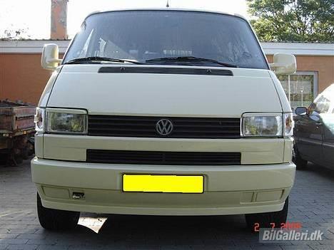 VW transporter solgt - Nylakeret med indfarvede kofangere, spejle og "øjenskygger", samt klare blinklys.... billede 1