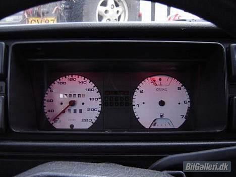 VW Golf 2 - Total Skadet - Hvide urskiver med rødt lys. billede 3