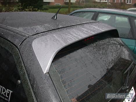 Seat Ibiza 2.0GTi WMAX 2006 - Top spoiler pakket i kulfiber look folie ligesom striberbe på siden. billede 2