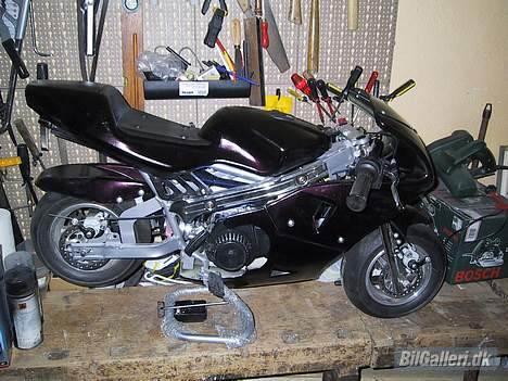 Mitsubishi colt GLXI  "aut" (solgt) - så er pocketbiken blivet malet rimelig fed farve skifter mellem guld, lilla og grøn billede 7