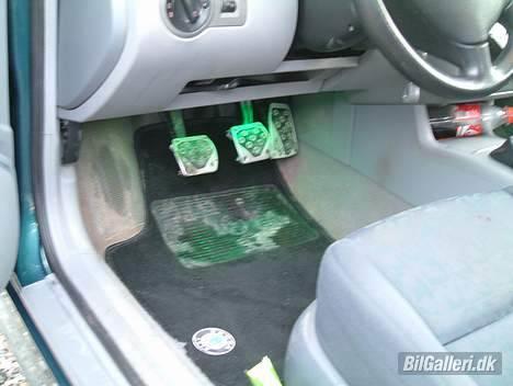 Skoda Octavia --Solgt-- - Det grønne lys i bunden a bilen og Momo efterligningspedalerne, en skam jeg ikk lige fik vasket dem inden ,. billede 7