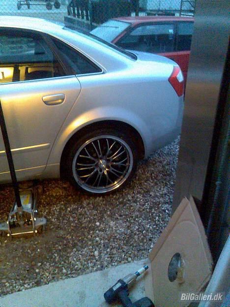 Audi A4 1,8T  - König CrossHairs Opal bliver nice når de kommer på:D Billede taget hos bilxperten i køge skulle lige se hvordan det ville se ud:D  billede 11