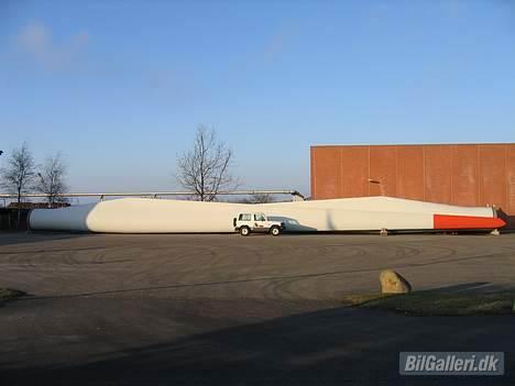 Mitsubishi pajero *solgt* - tja her kan man se hvor lille min bil er i forhold til en vinge på en vindmølle billede 1