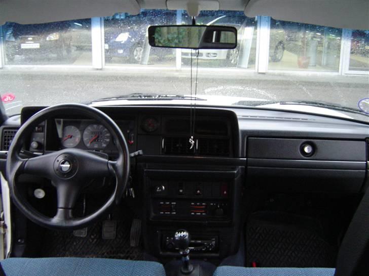 Volvo 240 GLT *SOLGT* - Noget gammeldags.. Men alt sidder hvor man forventer det. billede 7