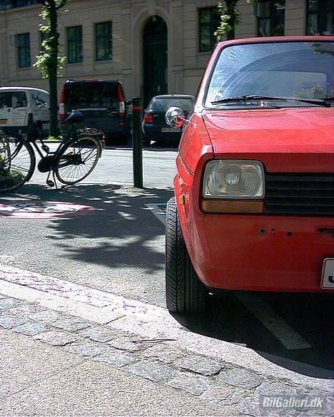 Ford Fiesta no 1 *SOLGT* - ser super fedt når man ruller, at hjulene stikker uden for.. men strissserne syndes ikke om det  billede 1