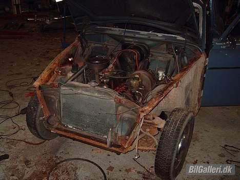 Volvo Amazon - Den var så rusten at jeg ikke behøvede at skrue skærmene af... de faldt selv af da jeg fjernede den fugemasse de havde sat den på med.... billede 5