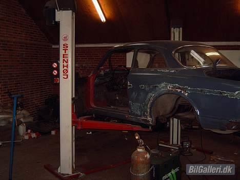 Volvo Amazon - Torsdag morgen kl 4,00 og den skulle til syn fredag kl 14,40 ...  efter 31timers arbejde kørte jeg den til syn og ja jeg kom for sent...10 minutter.. men synsmanden roste mit arbejde og sagde at han aldrig havde set så beskidt et menneske..  billede 6