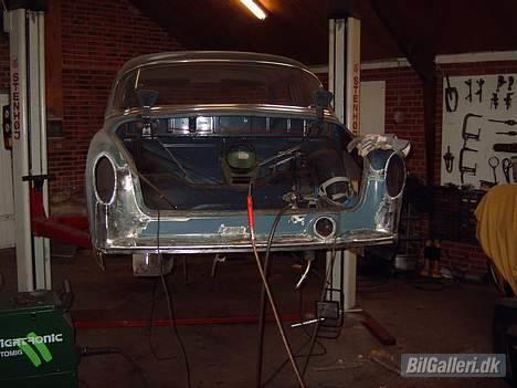 Volvo Amazon - Der var kun spartelmasse i bagenden da jeg begyndte at slibe i det men så må man jo bare smede noget nyt sammen ..... det tog lang tid.. billede 9