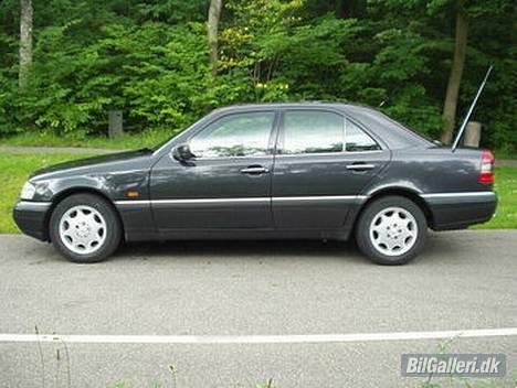 Mercedes Benz            C180 Elegance  - da bilen stod hos forhandleren så der er sket lidt siden .. billede 16