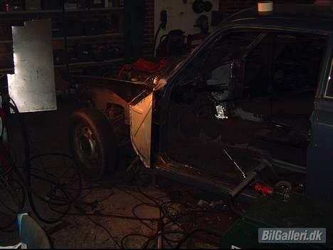 Volvo Amazon - billede fra da jeg endelig kunne begynde at svejse nye stumper i, istedet for at skære deres plade på plade på plade væk billede 11