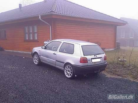 VW Golf 3 SOLGT - Med mine nye fælge 17 tommer... Tjeck bulen i fordøren en dame bakkede ind i bilen.. men de har lovet at betale for det bliver lavet...  ( billed taget med mobil ) billede 7