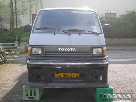 Toyota Hiace LH112 - En kofanger vi lige fandt og skulle prøve hvordan sad på. Måske skulle jeg ha beholdt den, men der var lige lidt for meget tilpasningsarbejde til at jeg havde tid til at lave den. billede 20