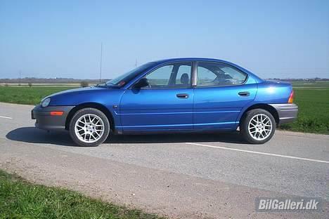 Chrysler neon - Ja og her er kareten så . ja de er ikke så flotte kofangerene men hvad den gå jo ikke stærkere med malede ... billede 1