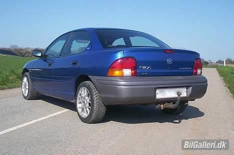 Chrysler neon - Ja man kan næsten stikke hovedet ind mellem dæk og skærm hihi ...... Syntes den ligger fjong nok og ønsker ikke en rygskade... billede 3