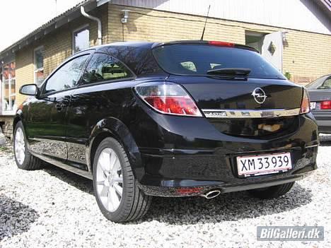Opel Astra GTC - Denne vinkel vil du oftes se den fra billede 2