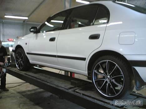 Toyota Carina E XLI *SOLGT* - Alufælge ved at blive monteret. billede 3