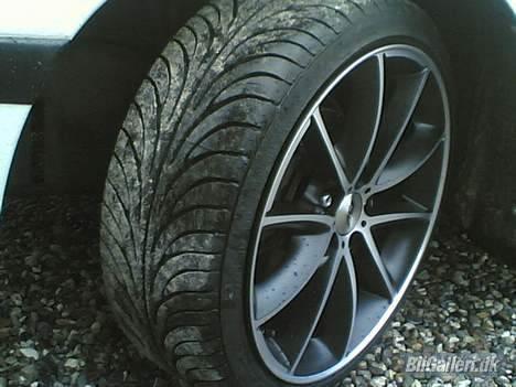 Toyota Carina E XLI *SOLGT* - 205-40-17 Dæk. Var i tvivl om der kunne sidde 215-40-17? billede 4