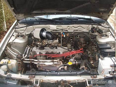 Mazda 626 LX 1,8 (solgt) - Motorrummet, ikke pudset og poleret, men den kører ;) billede 6