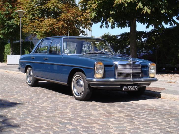 Mercedes Benz 230 - 8  Aut  - Skøn stringent limo, fra dengang hvor salgsafdelingen spurgte hvad det havde kostet at pruducere vognen. Og derefter fastsatte prisen! billede 1