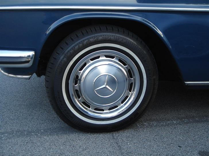 Mercedes Benz 230 - 8  Aut  - Så kom der hvid dækside på.....  billede 5