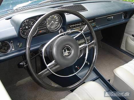 Mercedes Benz 230 - 8  Aut  - Et kig ind af førerdøren billede 6