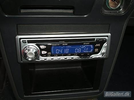 Mazda 626 LX 1,8 (solgt) - Mit nye JVC.. det er sgu nice :) billede 11