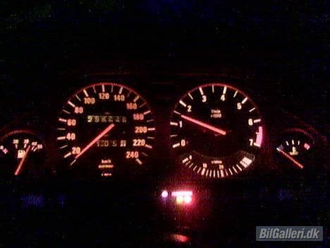 BMW 320i E30 solgt.. - Et lille aften billede af instrumenteringen.. billede 17