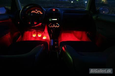 Peugeot 206 Til salg - Så kom der et nyt billede ind af det røde lys i bilen. Det ser jo godt ud! billede 13