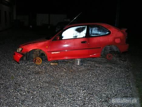 Toyota Corolla Sport #SOLGT# - Som om det ikke var nok, rendte de med fælgene. Men bilen var nu også død. billede 8