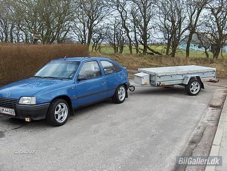 Opel Kadett E 1.3s LS solgt - Så er der kommet alufælge på traileren. Med den gamle værktøjskasse. billede 8