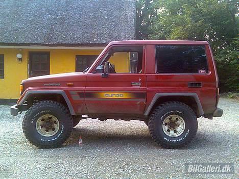 Toyota landcruiser lj70 solgt.. - så blev den endelig hævet lidt 10-12 cm på fjedrene og så lige et sæt 35" sutter billede 1