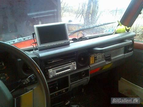 Toyota landcruiser lj70 solgt.. - mediecentret mit gamle sonyanlæg og min 7" fjernsyn billede 5