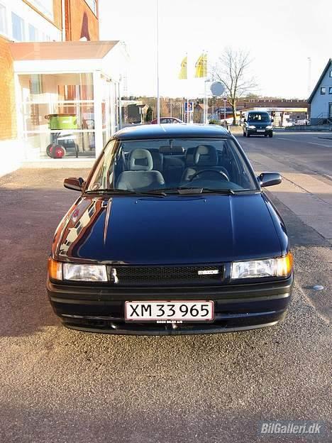 Mazda 323 sedan - SOLGT - - Den står bare helt som ny efter den er blevet malet billede 1