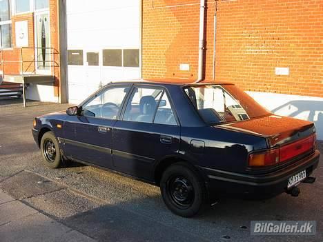 Mazda 323 sedan - SOLGT - billede 4