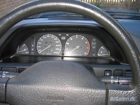 Mazda 323 sedan - SOLGT - - Man kan lige skimte at den kun har kørt 129.000 km billede 6