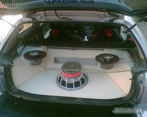 Honda civic (solgt) - bas, vendt på hovede så den får nok luft. 2 stk. sony i en plexiglasrude... billede 3