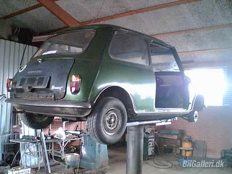 Austin-Morris Mascot 850 - Så kom den lille på liften... Det var ikke mere end den lige kunne være der... :-) billede 10