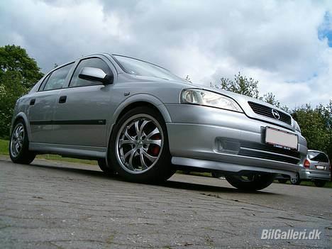 Opel Astra - Som den skarpe kan se, så er det en Zafira OPC i baggrunden:-) billede 1