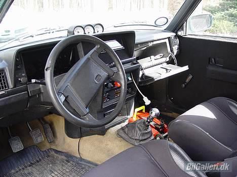 Volvo 242 turbo solgt - her kan man lige se stikked til den bærbar fra Megasquirt´en, og selve enheden inde i handskerummet billede 9