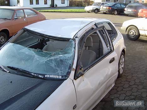 Honda Civic **** R.I.P.**** - Sådan ser min bil ud efter en tur rundt på taget. :-( billede 19