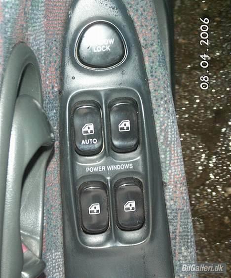 Hyundai Elantra 1,6 - Alle ruderne kan låses og betjenes fra førerdøren billede 3