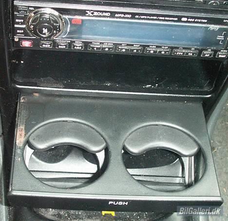 Hyundai Elantra 1,6 - Den originalt indbyggede kopholder :) billede 6