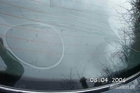 Hyundai Elantra 1,6 - De originalt indbyggede hattehylde-højttalere billede 8