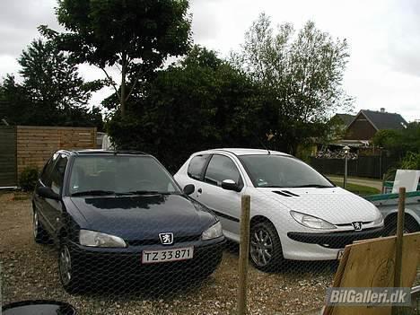 Peugeot 106 zen - vores peugeot "park".. den hvide er lige blevet skiftet ud. men fælgene er til salg.. bla herinde. billede 5