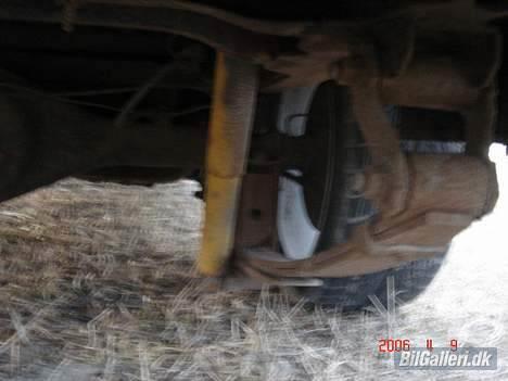 Toyota hilux-lowlux solgt - sadån er den sænket. 20 cm jern klods imellem bagtøj og bladfjeder.fik lavet special dragebånd der er længere hos dansk vognfjder fabrik billede 12