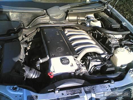 Mercedes Benz E300 D Turbo solgt - Stor maskine billede 17